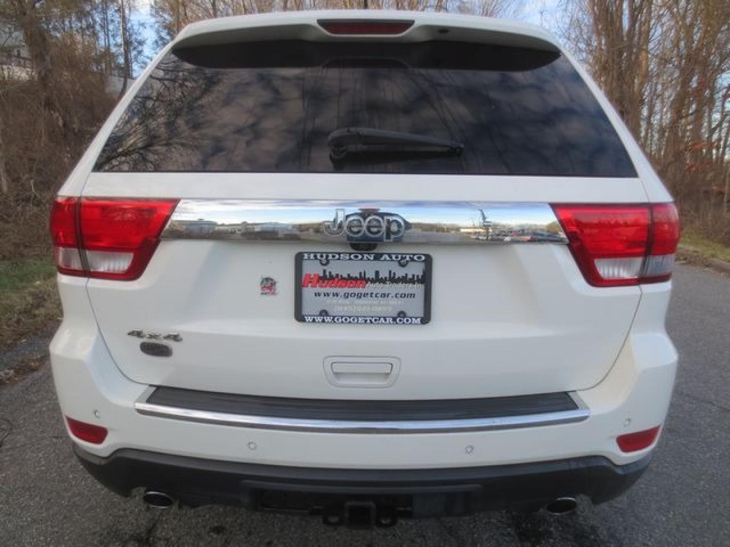 2011 White /Black Jeep Grand Cherokee Overland (1J4RR6GT1BC) with an 5.7L v8 engine, Automatic transmission, located at 270 US Route 6, Mahopac, NY, 10541, (845) 621-0895, 41.349022, -73.755280 - Photo#5